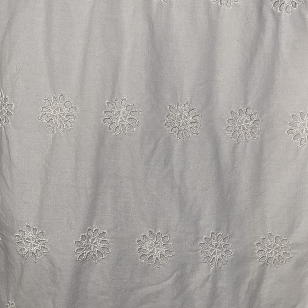 GAP- Eyelet Scalloped Top - Picture 3 of 5